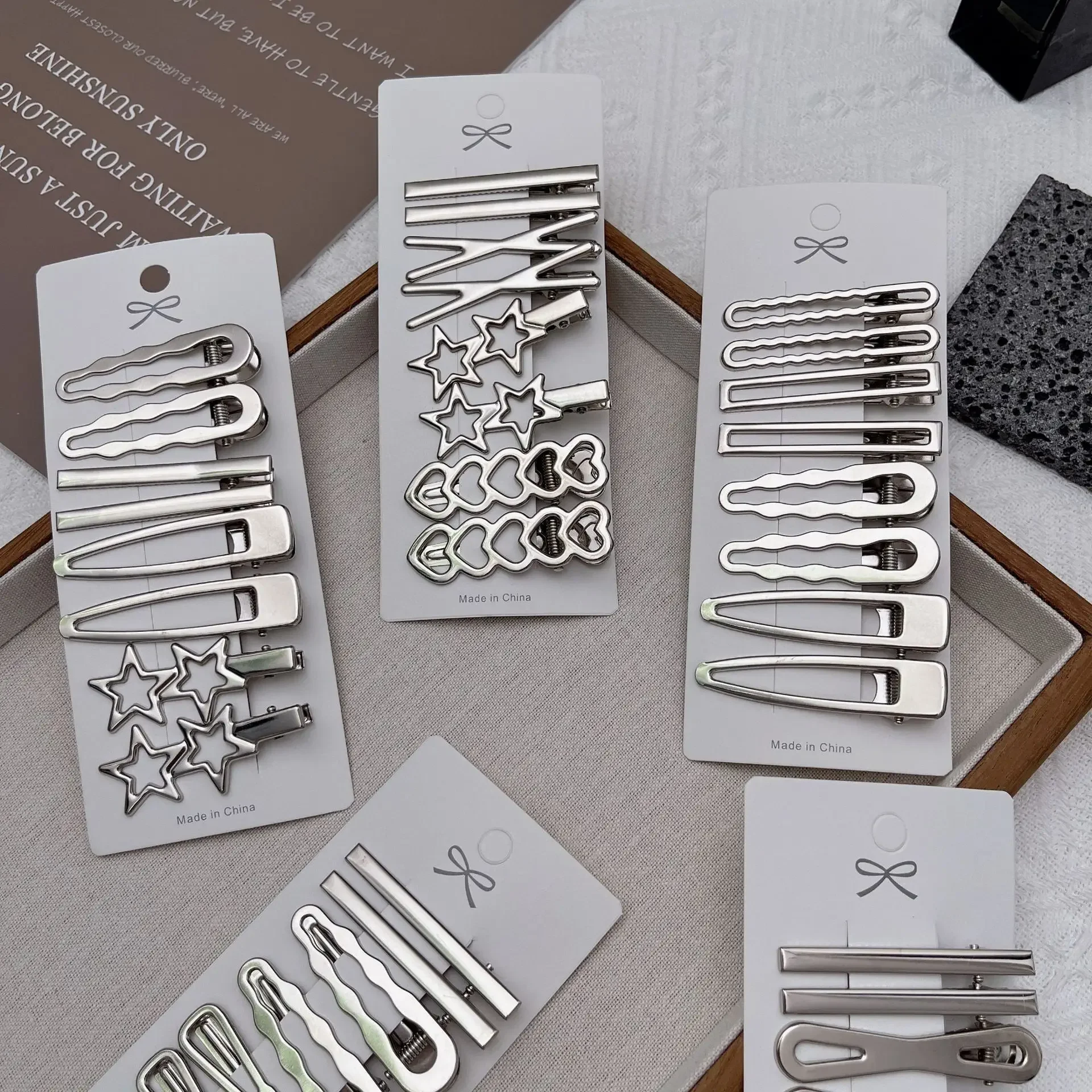 Women Accessories Combo - スライバー金属ヘアクリップ女性ガールズ Y2K カモノハシヘアピン人格前髪サイド帽子バレッタヘアクリップスタイリングアクセサリー