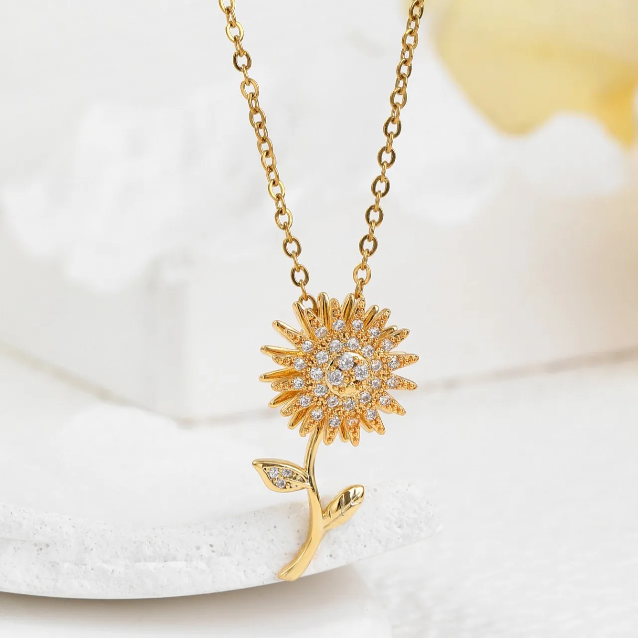 Charm Necklace Dainty - 女性のためのステンレス鋼の回転ひまわりネックレス,抗ストレス,不安,ジルコン,クリスタル,クラビクルチェーン,ウェディングギフト
